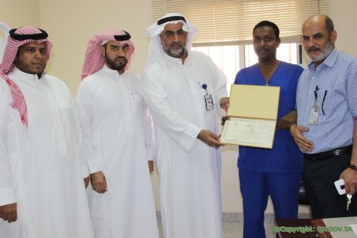 تكريم الدكتور هشام محمد مركز صحي الخزان بمحافظة رياض الخبراء‎