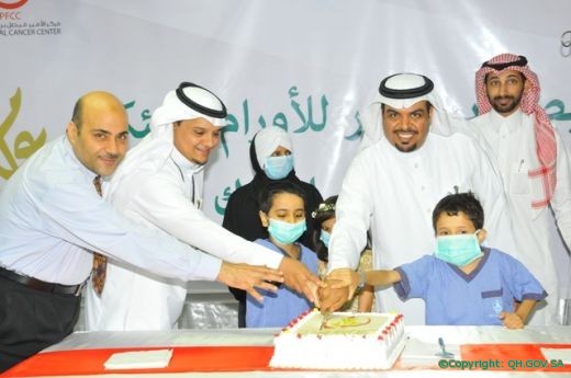 مركز الأمير فيصل بن بندر للأورام بالقصيم يعايد المرضى