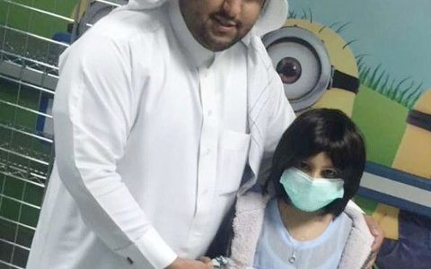 اليوسف يقدم الهدايا للأطفال المرضى المنومين بمركز الاورام‎