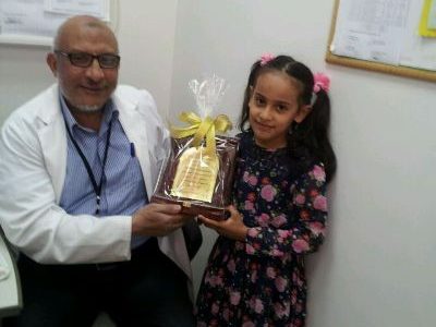 طفلة تكرم رئيس قسم المسالك بمستشفى الرس العام