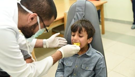 مستشفى البدائع العام ينفذ محاضرة توعوية عن الاسنان بإبتدائية هشام بن عروة‎