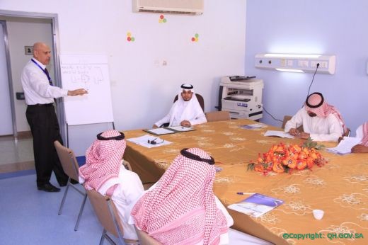 مدير المستشفى والمشرف على القطاع الصحي بمحافظة الأسياح يجتمع بمدراء المراكز الصحية التابعة للمحافظة
