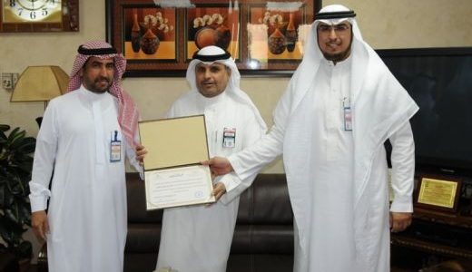 مدير مستشفى الملك سعود بعنيزة يكرم مشرف المتابعة خالد القنبر