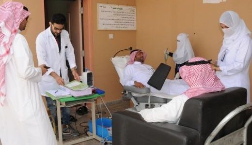 العمل التطوعي يدفع  أولياء أمور طالبات الأبتدائيه الـ 33 للبنات بعنيزة بالتبرع بالدم