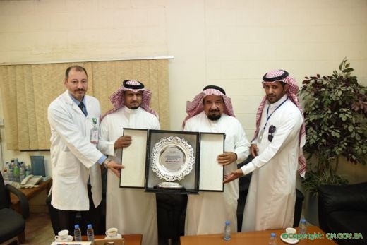 مدير مستشفى البدائع يزور الشيخ حجاج الثنيان بمكتبه