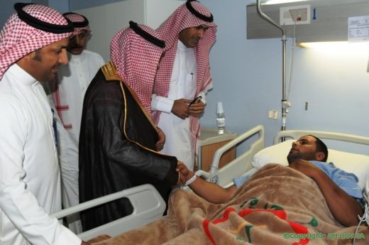 محافظ عنيزة المكلف زار مصابي حادث انهيار خزان المياه بمستشفى الملك سعود