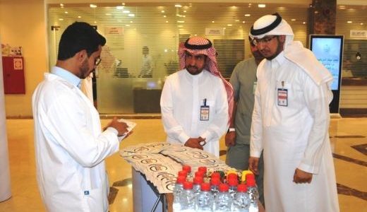 مدير مستشفى الملك سعود بعنيزة افتتح المعرض التوعوي لحملة ” مستعد للشفاء “