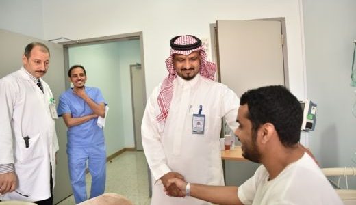 مدير مستشفى البدائع العام يطمئن على صحة الزميل سامي المطيري