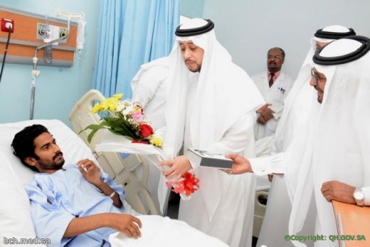 نائب أمير القصيم يعايد المرضى المنومين في مستشفى بريدة المركزي
