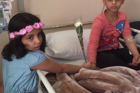 أطفال التأهيل الشامل بالرس يزورون مرضى مستشفى الرس