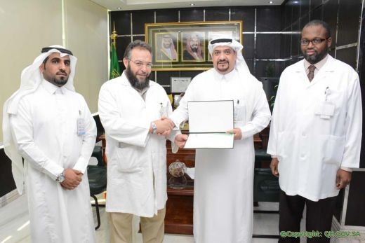مدير عام الشئون الصحية بالمنطقة يمنح د. عبدالناصر شاهين شهادة شكر وتقدير