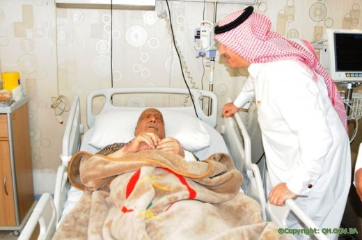 محافظ عنيزة اطمأن على صحة الشيخ البسام بمستشفى الملك سعود