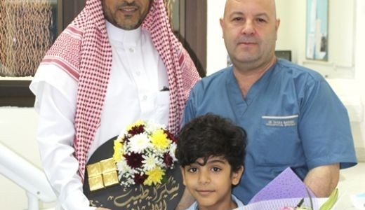المواطن البشري يكرم طبيب جراحة الفم والفكين بمستشفى الرس العام