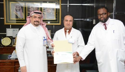 د. محمد عبدالمنعم يتلقى شهادة شكر من المدير العام