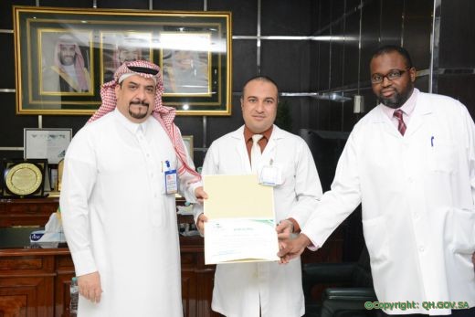 د. محمد عبدالمنعم يتلقى شهادة شكر من المدير العام