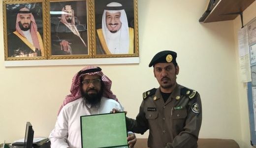 قائد القوة الخاصة لأمن الطرق بالقصيم يكرم مدير مركز صحي شري